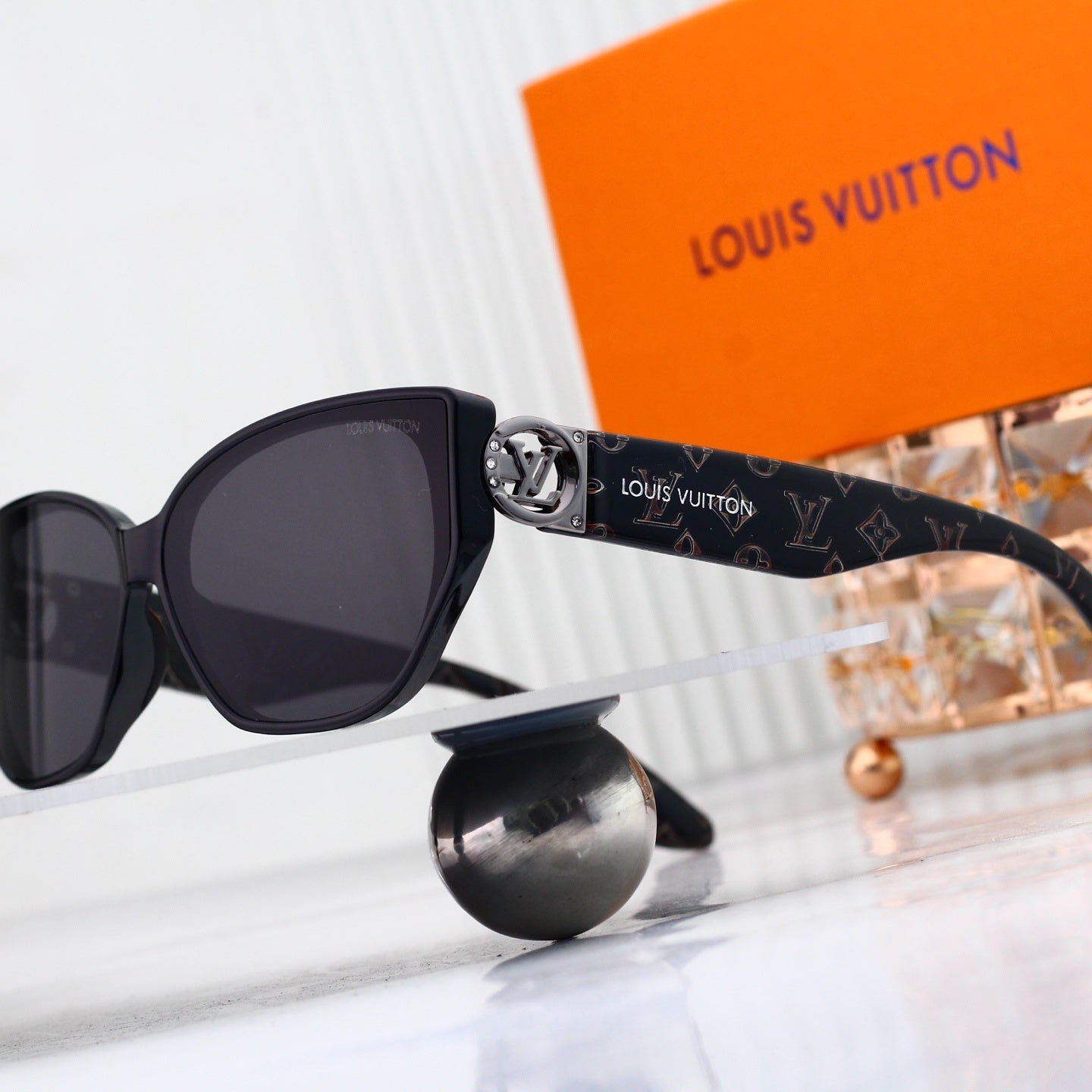 Louis vuitton V-Logo Oversized Sunglasses with Monogram Temples (Model 3883) Cat-Eye